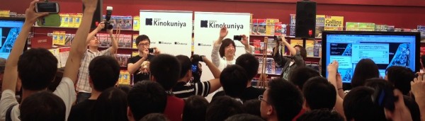 Before the presentation started, Hiroyuki Itoh and Danny Choo took pictures of the audience.