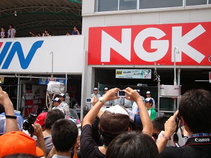Suzuka 02 What's the most crowded pitstop? The Miku pitstop! >w<