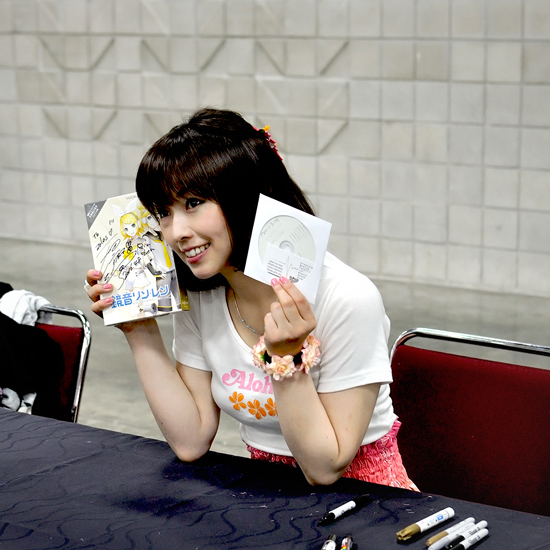 Shimoda poses with signed Kagamine Rin/Len V4X Box